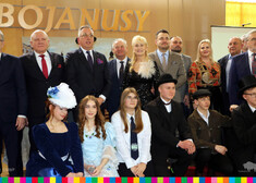 Wspólne zdjęcie gości, marszałka Olbrysia oraz uczniów