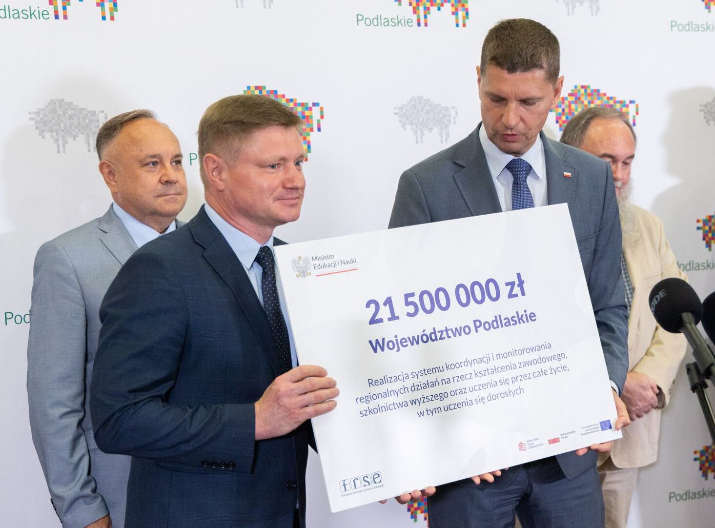 Dariusz Piontkowski i Marek Malinowski trzymają czek z dotacją