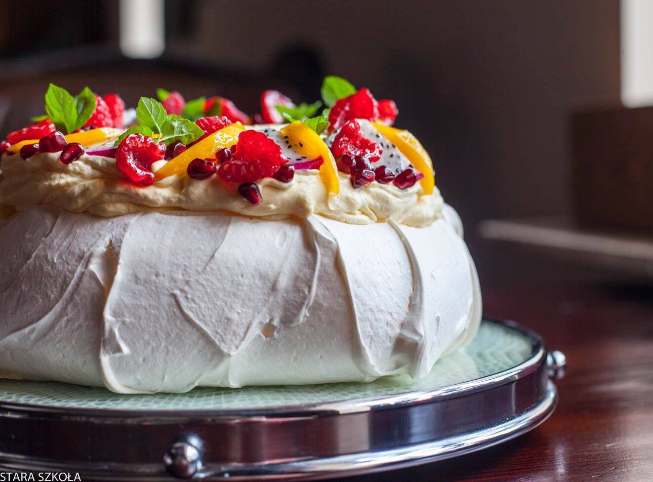 Białe ciasto - beza, udekorowany na górze owocami