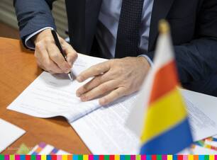 Męskie ręce podpisujące dokument