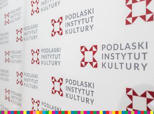 Napisy Podlaska Instytut Kultury oraz czerwone logotypy PIK