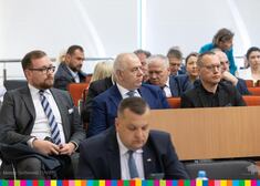 Jacek Sasin i inni przedstawiciele Prawa i Sprawiedliwości siedzą w ławach.