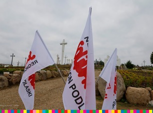 Flagi z logotypem NSZZ Solidarność
