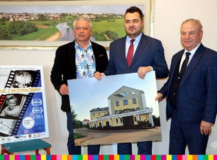Marszałek Olbryś, prezydent Chrzanowski oraz Lechowicz trzymają fotografię z budynkiem