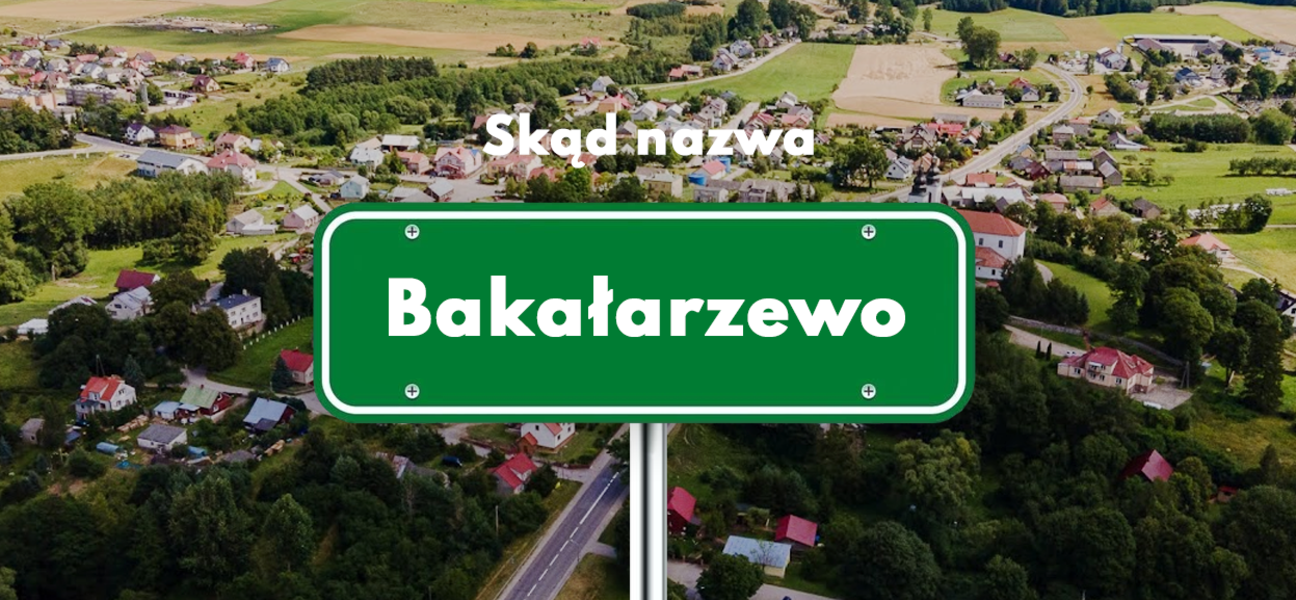 Widok na wieś Bakałarzewo z lotu ptaka. Tablica z nazwą wsi.