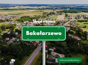 Widok na wieś Bakałarzewo z lotu ptaka. Tablica z nazwą wsi.