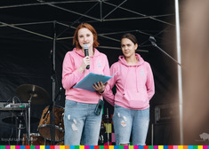 Dwie kobiety w różowych bluzach