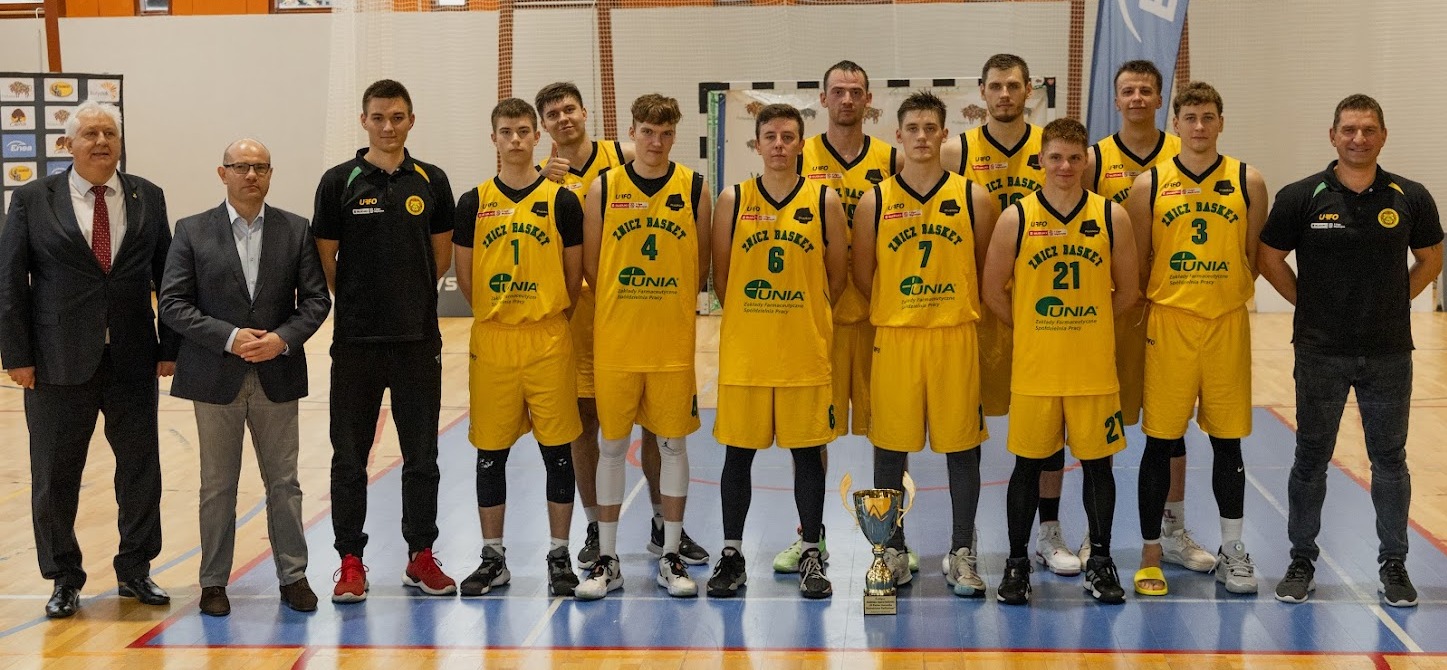 Marszałek Kosicki w towarzystwie koszykarzy w żółtych strojach