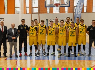 Marszałek Kosicki w towarzystwie koszykarzy w żółtych strojach