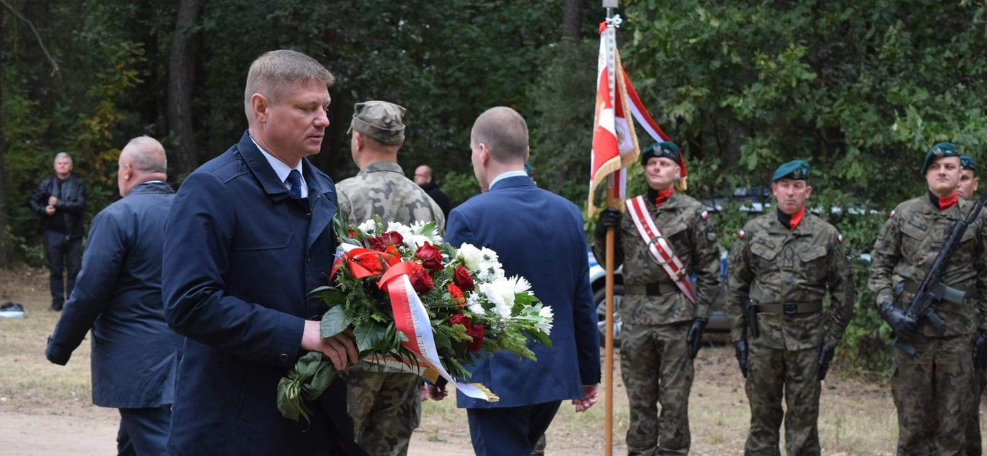 Członek zarządu Marek Malinowski składa kwiaty pod pomnikiem