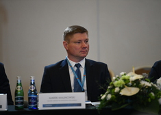 członek zarządu Marek Malinowski siedzi przy stole