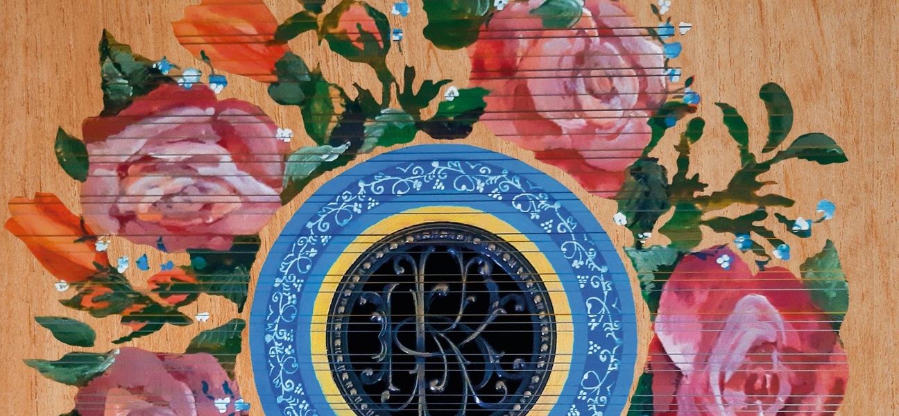 Fragment gitary malowanej w kwiaty