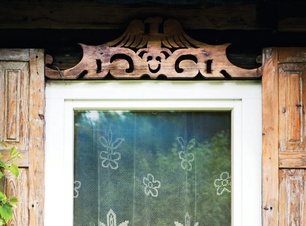Zdobiona drewniana okiennica i okno