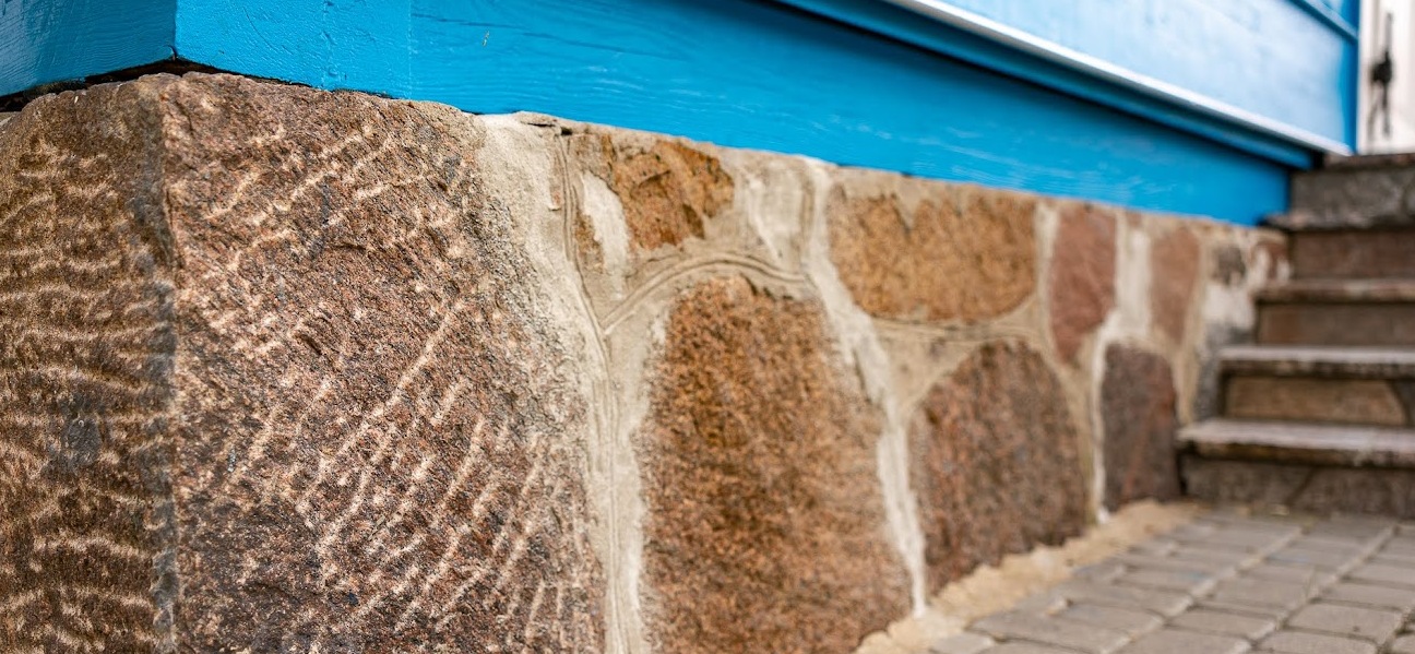 Fragment kamiennego muru, fundament cerkiewki.