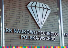 Ceglana ściana i napis Park Naukowo-Technologiczny Polska-Wschód