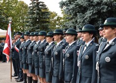 Funkcjonariusze KAS w mundurach stojący w szeregu