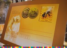 Duża kartka z pszczelarzem i znaczkiem z pszczołą