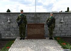 Żołnierze przy pomniku 