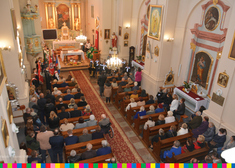 Wnętrze kościoła i zgromadzeni uczestnicy wydarzenia