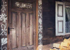 Drewniane drzwi i zdobiona framuga