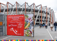 Budynek stadionu, przed nim baner informacyjny