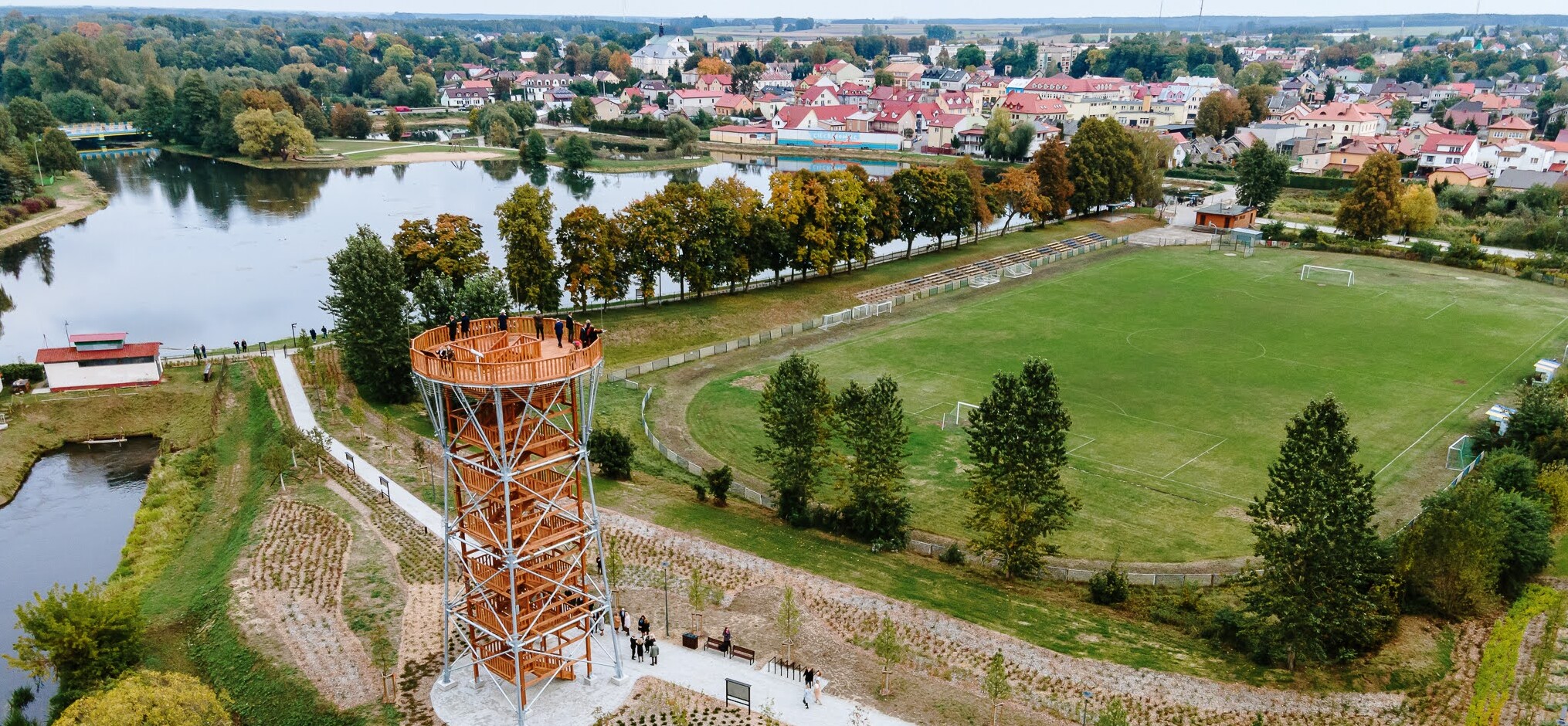 Ciechanowiec z lotu ptaka. Po lewej stronie widoczna wieża, na dalszym planie zalew i zabudowania