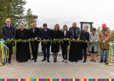 Członek zarządu Marek Malinowski w towarzystwie uczestników wydarzenia przecina wstęgę