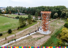 Wieża widokowa na tle zieleni. Wokół uczestnicy wydarzenia