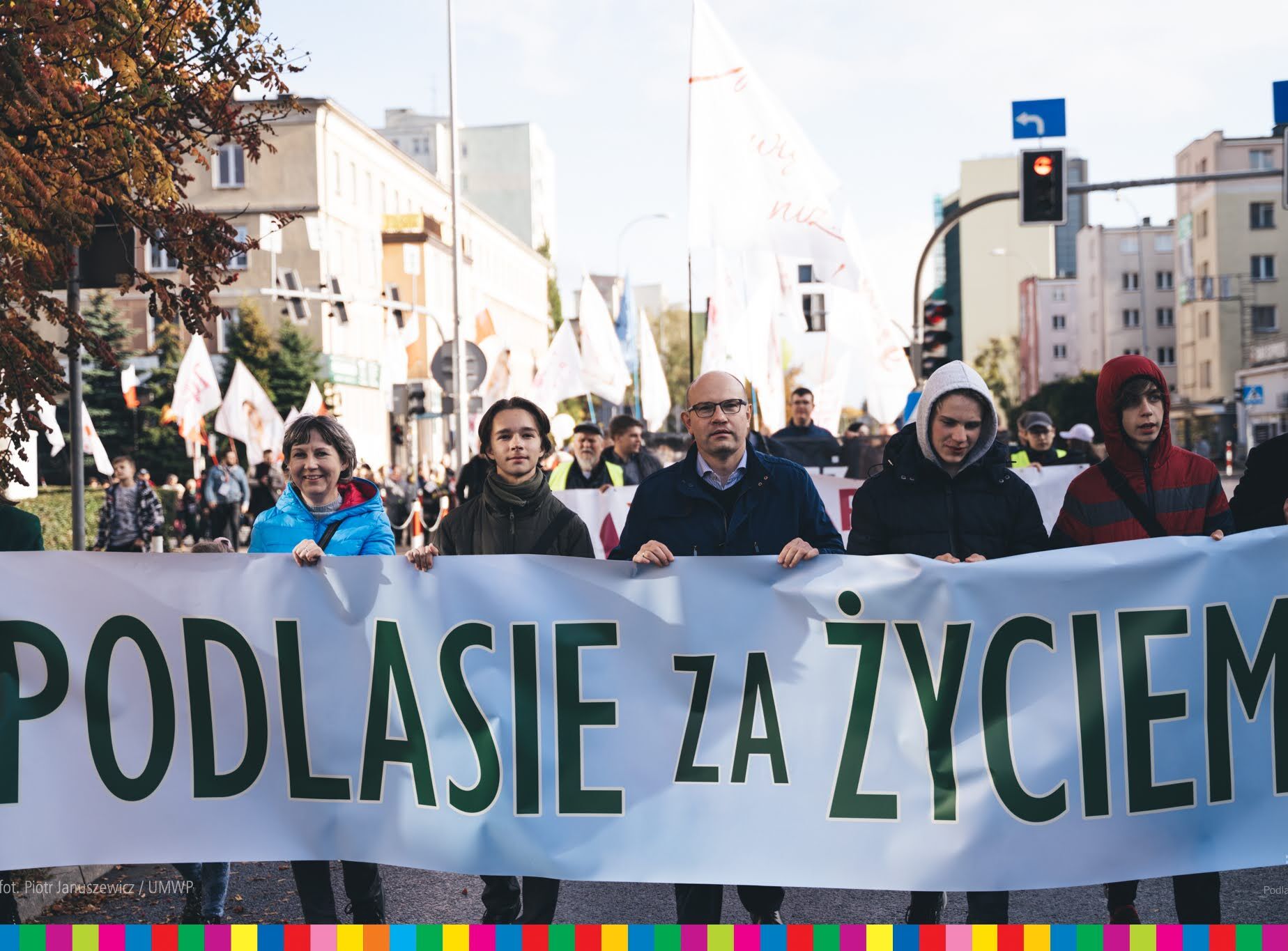 Marszałek Artur Kosicki i uczestnicy wydarzenia niosą baner z napisem "Podlasie za życiem"