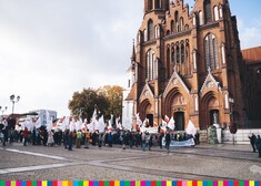 Uczestnicy wydarzenia stoją przed budynkiem katedry białostockiej