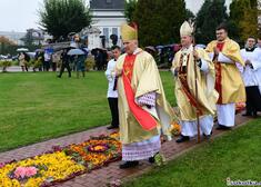 Arcybiskup, duchowni i uczestnicy wydarzenia