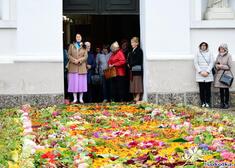 Kobiety stoją w wejściu do białego kościoła