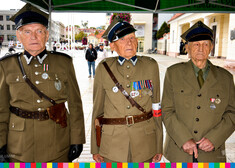 Mężczyźni w podeszłym wieku w mundurach