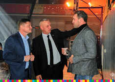 Członek zarządu Marek Malinowski i dwaj mężczyźni dyskutują