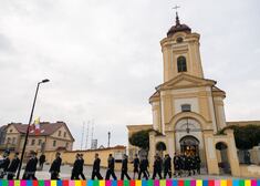 Członkowie OSP wychodzą z kremowego kościoła