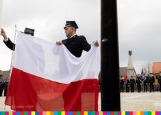 Strażak trzyma biało-czerwoną flagę