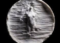 Kobiece ciało wylania się z marmurowej rzeźby