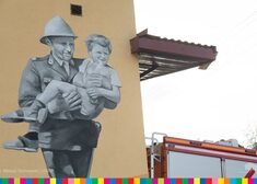 Mural: żołnierz niosący dziecko.