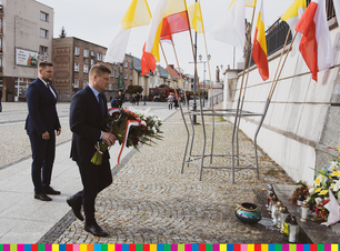 Marek Malinowski, członek zarządu oraz Robert Jabłoński, dyrektor Gabinetu Marszałka składają kwiaty