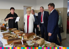Komisja konkursowa w trakcie oceniania chlebów.