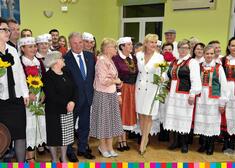 Na zdjęciu grupowym widoczni są m.in. wicemarszałek Marek Olbryś z żoną oraz kobiety ubrane w stroje ludowe