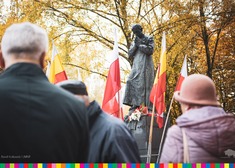 Pomnik ks. Jerzego. Wokół flagi.
