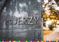 Napis ks. Jerzy na pomniku.