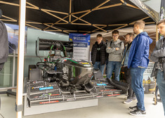 maszyna Wydziału Mechanicznego Politechniki Białostockiej przy której stoją mlodzi mężczyźni