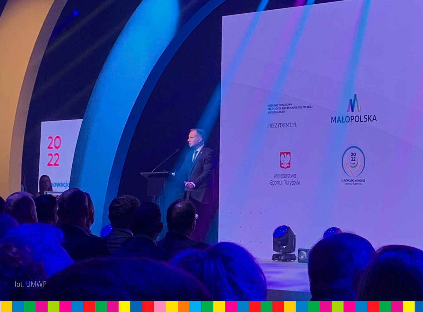 Prezydent Andrzej Duda przemawia do ludzi na widowni