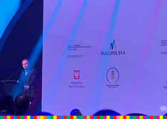 Przemawia na scenie Andrzej Duda, Prezydent RP