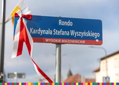 Oznakowanie: Rondo Kardynała Stefana Wyszyńskiego. Znak ozdobiony biało-czerwoną wstęgą.