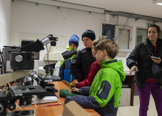 Dzieci przed mikroskopem.