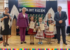 Zdjęcie grupowe najmłodszych uczestników konkursu wraz z Wiesławą Burnos, Grzegorzem Nazarukiem i Panią nauczycielką
