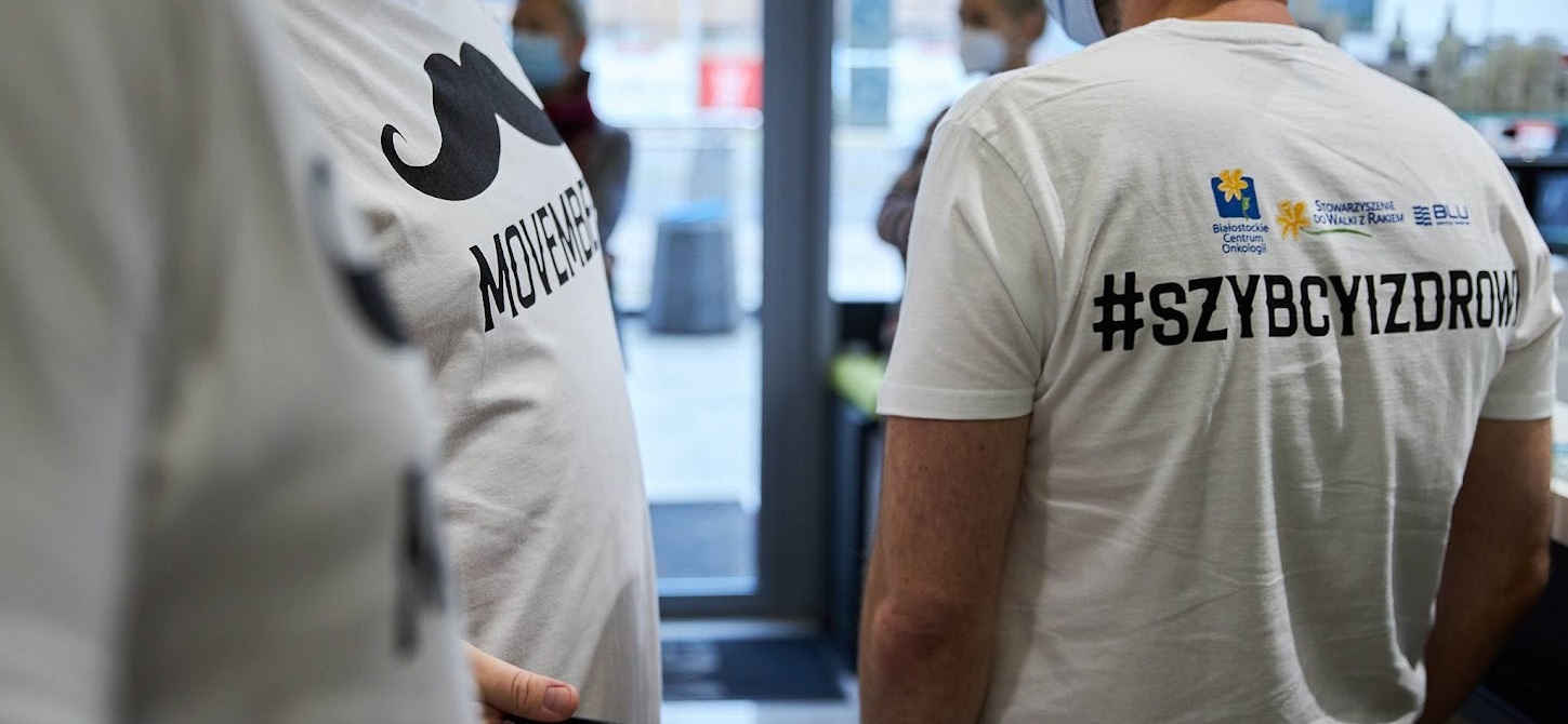 mężczyźni w koszulkach akcji #szybcyizdrowi